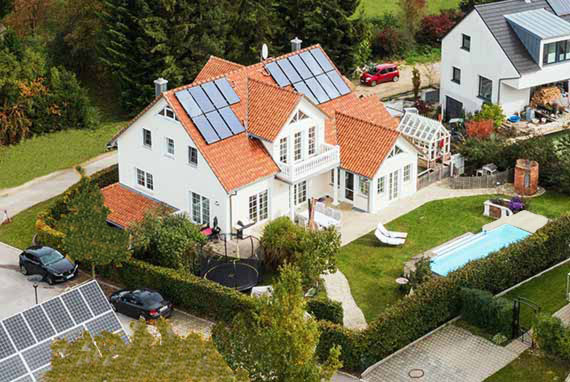 Hausansicht Drohnenaufnahme Garten und Pool